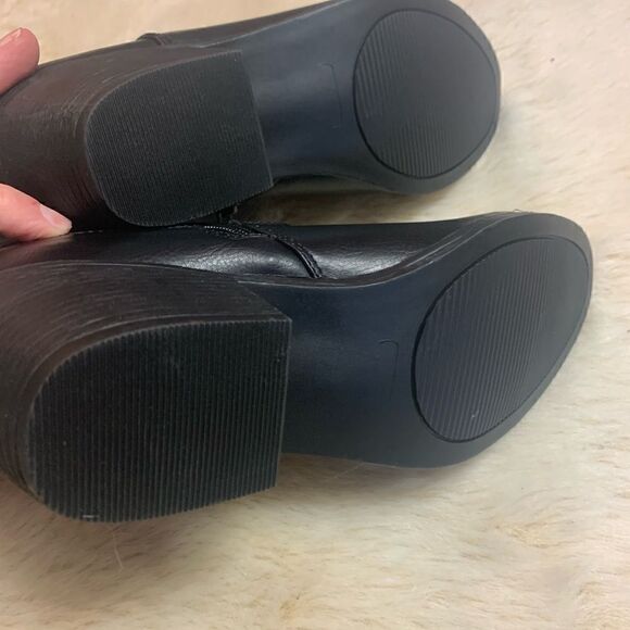 TRUE CRAFT Black Western the Winnie
Ankle Bootie size 8 - Picture 7 of 7